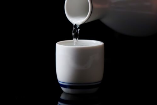 酒蔵 鮭を器に注ぐ
